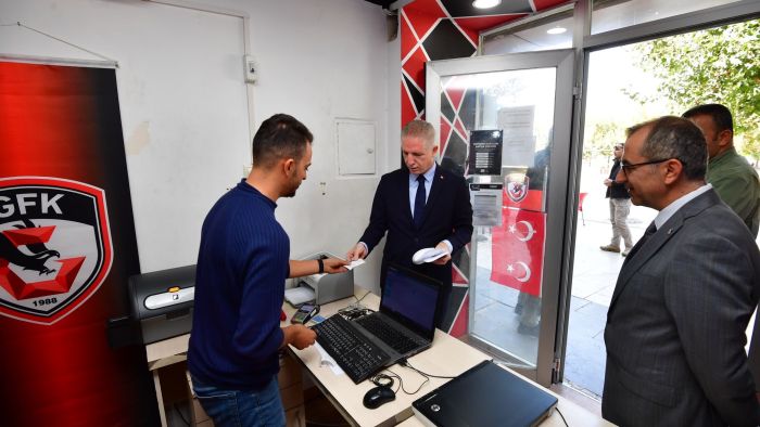Gaziantep Valisi Davut Gül passolig kartını aldı